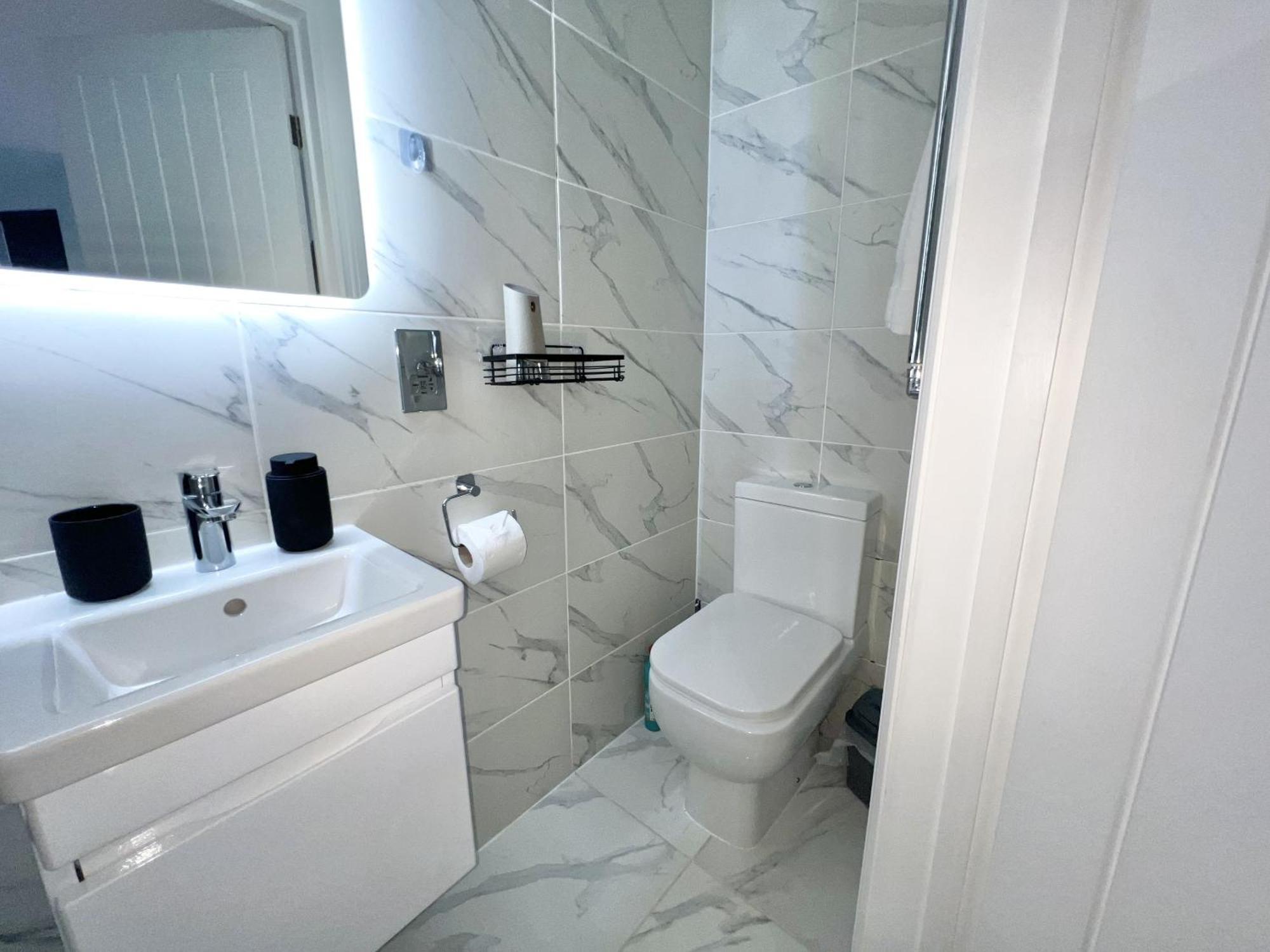 Charming 3-Bed Flat In Shepherds Bush - Sleeps 9 ロンドン エクステリア 写真